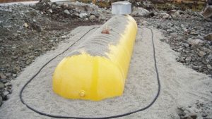 مخزن قابل دفن پلی اتیلنی افقی با رنگ زرد که زیر خاک دفن شده