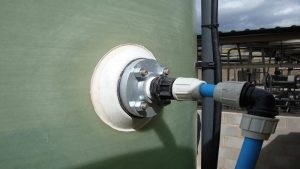 فیتینگ نصب شده روی مخزن آب پلاستیکی