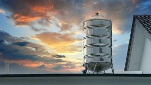 مخزن آب ایستاده بر روی پایه ها در پشت بام