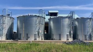 چهار مخزن گالوانیزه با حجم زیاد نصب شده در یک کارخانه برای استفاده صنعتی