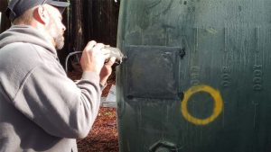 یک فرد در حال تعمیر مخزن آب می‌باشد