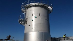 مخزن تحت فشار ایستاده که در محل مورد نظر نصب شده