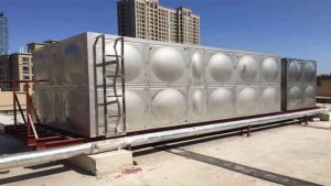 مخزن آب با حجم زیاد نصب شده در پشت بام ساتمان