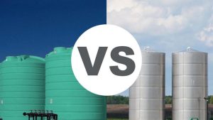 در سمت چپ تصویر دو مخزن پلاستیکی و در سمت راست تصویر دو مخزن فلزی قرار دارد