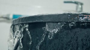 سرریز شدن آب از مخزن به دلیل پر بودن مخزن