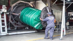 یک فرد در حال ساخت مخزن در کارخانه می‌باشد